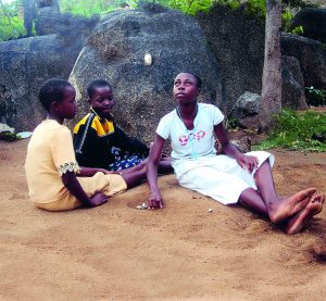Kinder aus Tansania beim Steinspiel