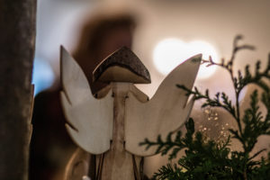 Holz-Weihnachtsengel beim Adventsbazar 2017 im Gartensaal der Hessingburg