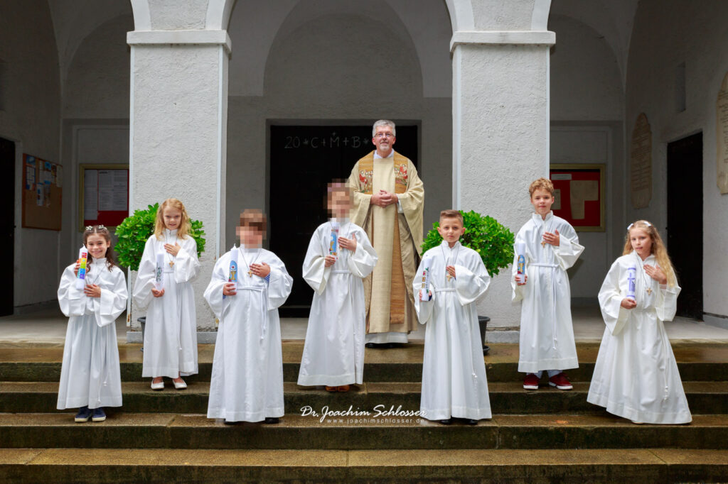 5 Erstkommunion-Kinder und Pfarrer